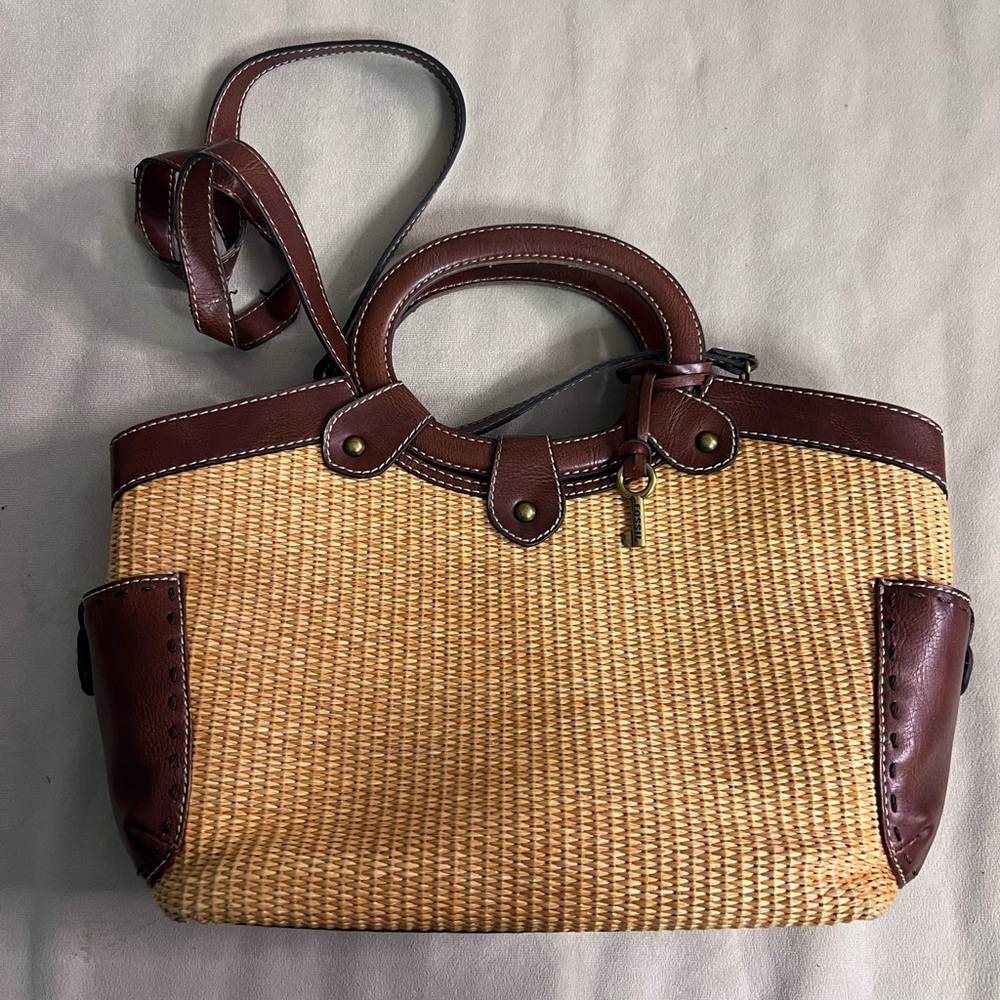 🤎✨ Fossil Woven Straw & Leather Satchel 👜🌾 Key Charm • Crossbody Strap